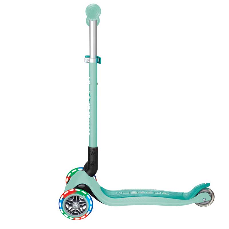 Сгъваема тротинетка GLOBBER PRIMO FOLDABLE LIGHTS, ментово зелена – ниска платформа и светещи колела, страничен изглед.