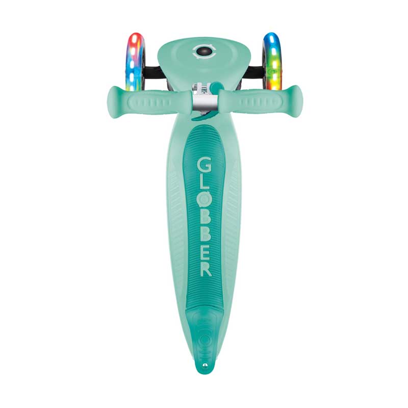 Сгъваема тротинетка GLOBBER PRIMO FOLDABLE LIGHTS, ментово зелена – платформа против хлъзгане, изглед отгоре.