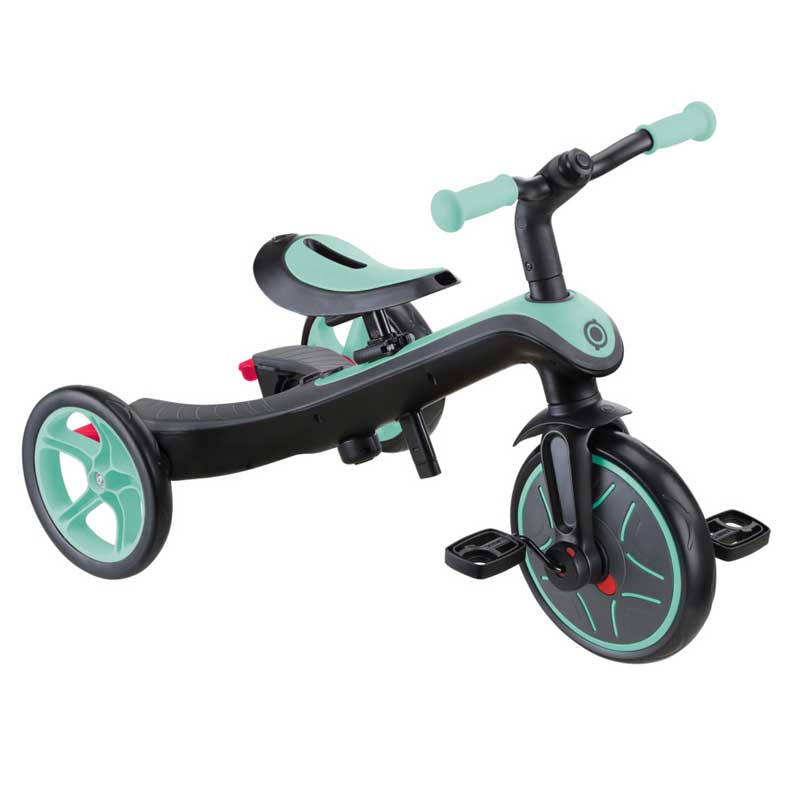 Триколка Globber EXPLORER TRIKE 4 IN 1, ментово зелен цвят – режим триколка с педали, преден диагонален изглед.