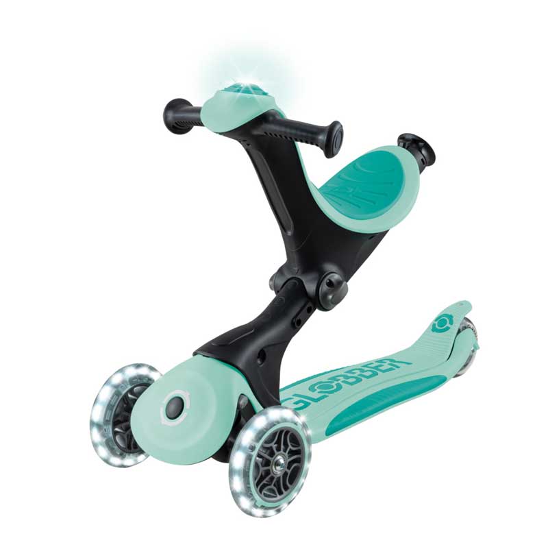 Тротинетка 5 в 1 GLOBBER GO UP DELUXE LIGHTS 360°, ментово зелена – светещи предни колела и седалка, преден диагонален изглед.