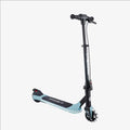 Електрическа тротинетка със светеща платформа и колела GLOBBER E-MOTION 8 - пастелно синя. Снимка отстрани. 