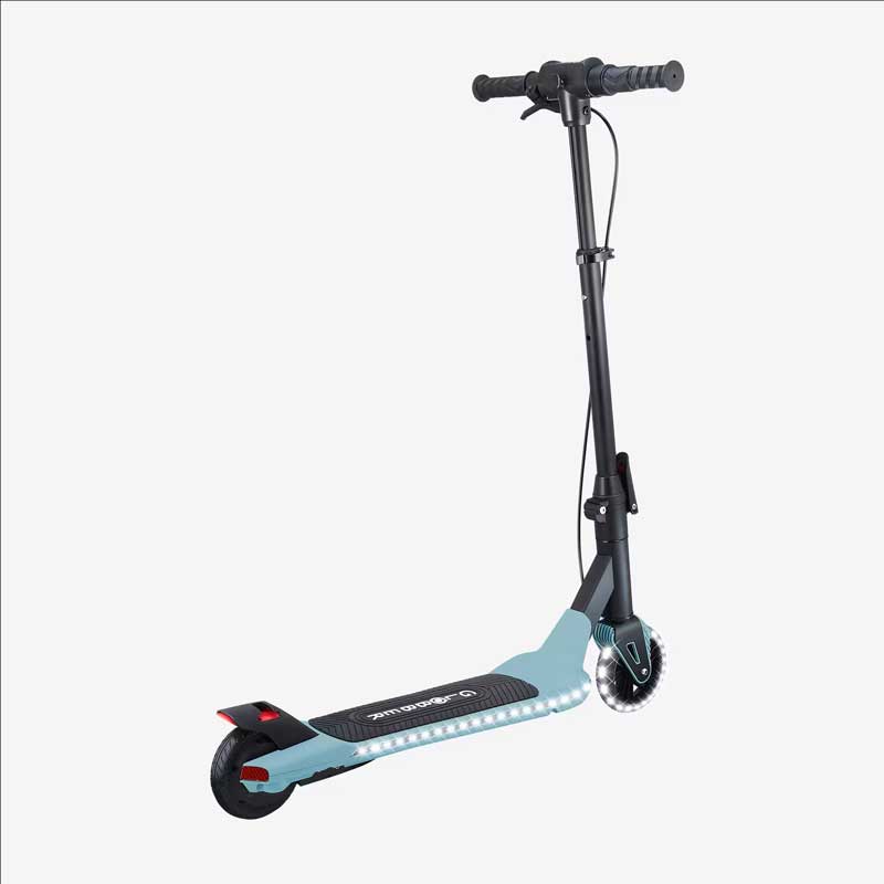 Електрическа тротинетка със светеща платформа и колела GLOBBER E-MOTION 8 - пастелно синя. Снимка отзад. 