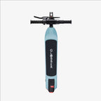 Електрическа тротинетка със светеща платформа и колела GLOBBER E-MOTION 8 - пастелно синя. Снимка отгоре. 