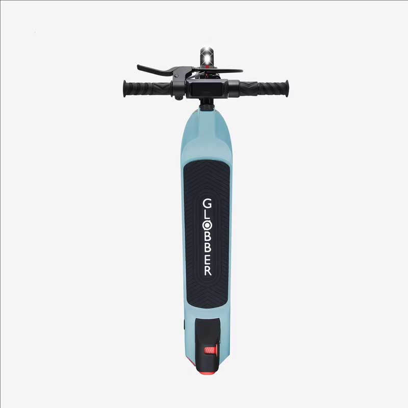 Електрическа тротинетка със светеща платформа и колела GLOBBER E-MOTION 8 - пастелно синя. Снимка отгоре. 