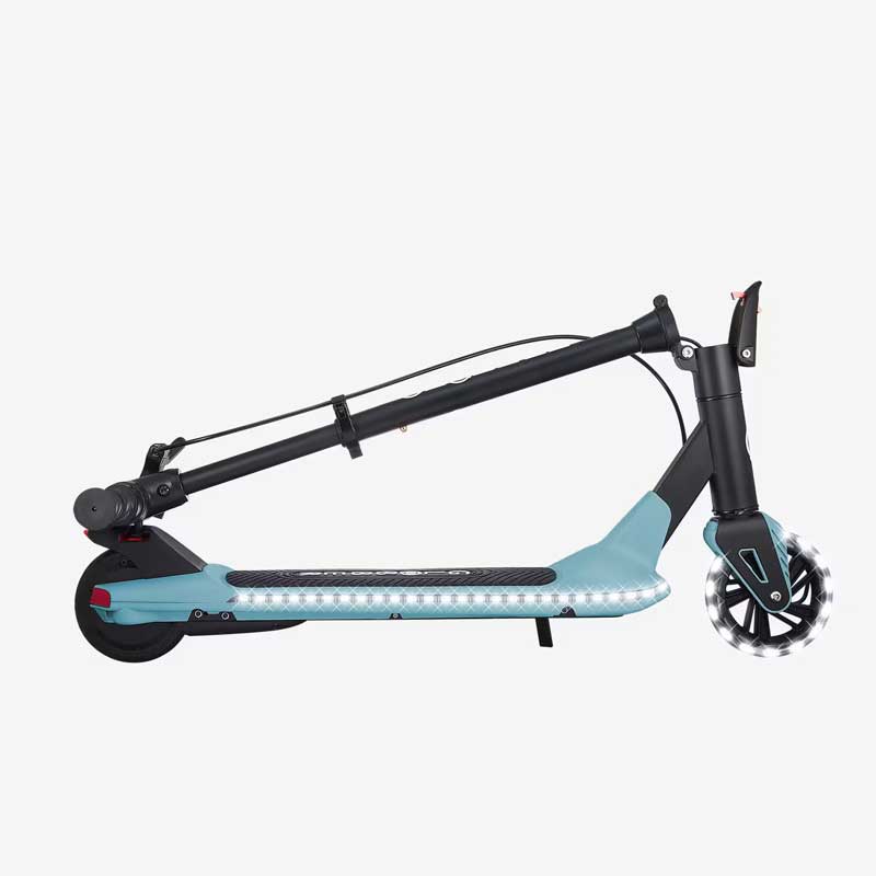 Електрическа тротинетка със светеща платформа и колела GLOBBER E-MOTION 8 - пастелно синя. Снимка отстрани, сгънат вариант на тротинетката.