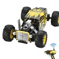 Детска кола 4х4 за каскади с RC управление 1:12, жълта – преден диагонален изглед с дистанционно управление.