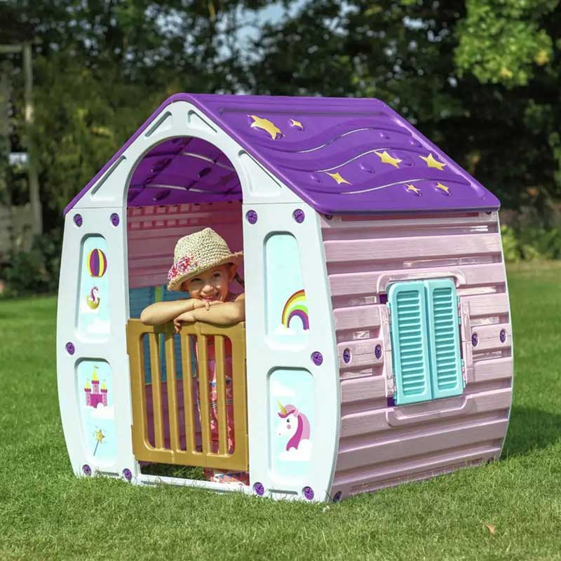 Детска пластмасова къща за игра Magic Unicorn – дете играе на прозореца на къщичката.