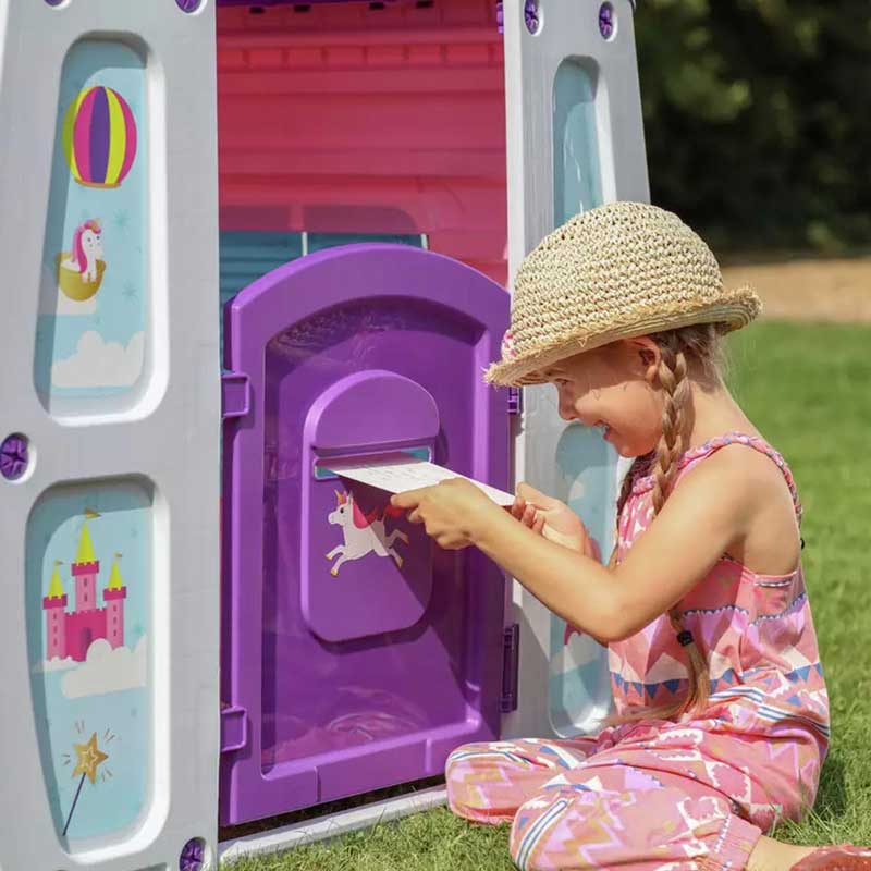 Детска пластмасова къща за игра Magic Unicorn – дете играе на входната врата.